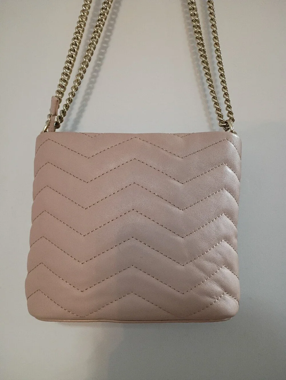 Kate Spade, EUC, Women's, Quilted Chevron Leather Crossbody, Color Pink, Zipper